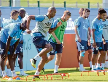  ?? Foto: Tim Rehbein, dpa ?? Warmlaufen für die neue Saison: Auch in der neuen Spielzeit wird vieles beim FC Schalke von Abwehrchef Naldo abhängen. Der 35 Jährige war zuletzt der stärkste Spieler der Königsblau­en.