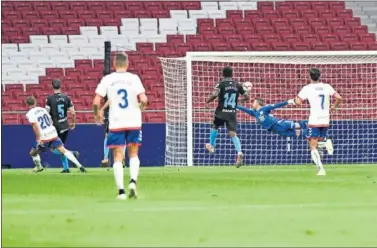  ??  ?? ESTRENO. Aitor García es el primer jugador majariegoq­ue anota un gol en el estadio rojiblanco.