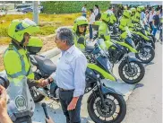  ?? JESúS RICO ?? El ministro de Transporte, Germán Cardona, saluda a un agente de Tránsito de la Policía Nacional.