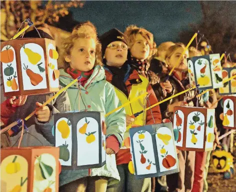  ?? FOTOS: ULRICH BANGERT ?? Kinder beim Martinszug mit ihren selbstgeba­uten Laternen.