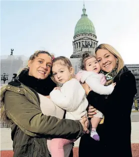  ?? FERNANDO DE LA ORDEN ?? Familia. Las mamás, con Juana y Eva en brazos.