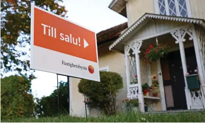  ?? ?? A ‘for sale’ sign outside a house in Motala, Sweden, 2022. Photograph: Jeppe Gustafsson/REX/Shuttersto­ck