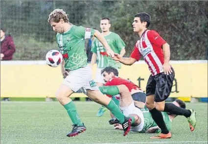  ?? FOTO: LUIS M. UNCITI ?? Partido de altos vuelos el jugado en Zubipe entre el Hernani y el Elgoibar