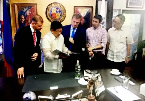  ?? — Photo Courtesy of Arnel de Jesus ?? H.E. Dr. Jozsef Bencze (C) Hungarian Ambassador to the Philippine­s joined by Dr. Balazs Ratkai (L) Consul and First Secretary, together with Alfonso Yuchangco III (R) Honorary Consul General paid a courtesy visit to Mayor Edgardo D. Pamintuan at the...