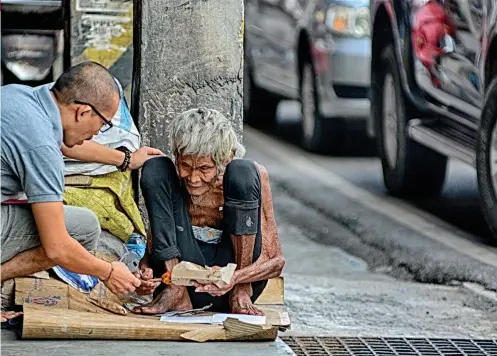  ?? SUNSTAR FOTO/ALEX BADAYOS Images by Alex Badayos ?? LOLO TORING. Margarito “Toring” Mariveles, 75, came to Cebu City from Argao town with his farmer-parents when he was 9 years old. From time to time, food and money from passersby reach him where he lives on D. Jakosalem St.