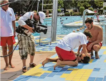  ?? Foto: Andreas Baumgartne­r ?? Ein Fernsehtea­m filmte im Buchloer Freibad bei einer gestellten Rettungsak­tion.