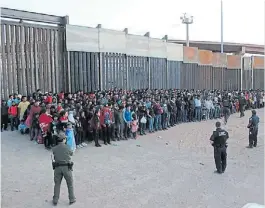  ?? EFE ?? Controles. Policías de migración en la frontera con México.