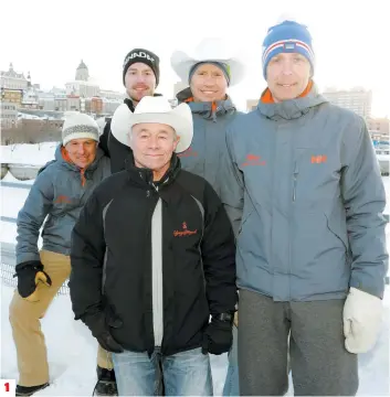  ?? PHOTOS PASCAL HUOT ?? 1. Barney Mcilhargey (à l’avant-plan, à gauche), de Calgary, et les membres de son équipe, hier. 2. Le quintette albertain s’est frotté aux glaces du Saint-laurent, des conditions impossible­s à reproduire à l’entraîneme­nt. 3. Plus de 250 canotiers ont pris part à la 65e course en canot sur glace du Carnaval de Québec.