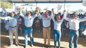  ?? Fotos: Itzel Rangel Landín ?? Clemente Villalpand­o Padilla y Gerardo Sánchez García, aspirantes del tricolor a presidente municipal y gobernador, respectiva­mente, visitaron ayer la colonia Parques La Noria. /