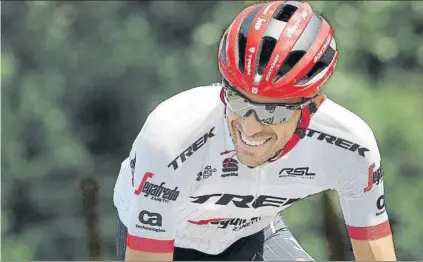  ?? FOTO: EFE ?? Tras lo ocurrido en el Mont du Chat, el líder del Trek-Segafredo señala que tiene que replantear­se la carrera “y disfrutar del Tour”