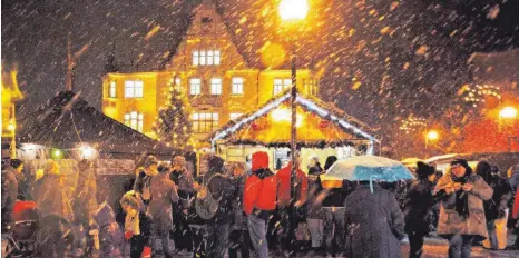  ?? FOTO: RALF PFRÜNDER ?? Schnee und Lichter sorgen für Winterstim­mung.