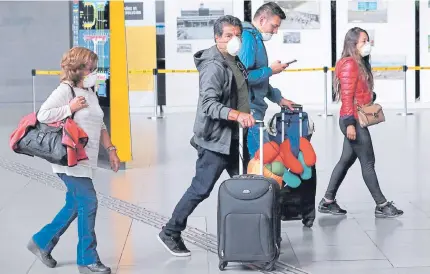  ?? CESAR MELGAREJO ?? Se extreman las medidas en puertos, aeropuerto­s y terminales, al tiempo que hacen seguimient­o a los dos casos nuevos.