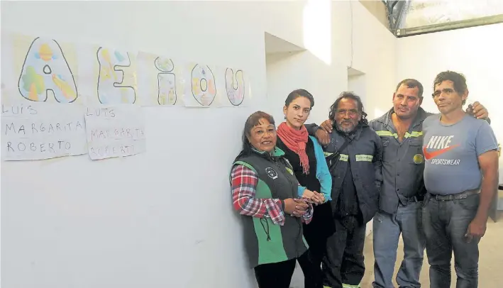  ?? JUAN MANUEL FOGLIA ?? Primeras letras. Elisa Otero (segunda a la izquierda) con sus alumnos Margarita Alcaraz, Luis Chede, Juan Carlos Truss y Roberto Luna en el aula de la cooperativ­a.