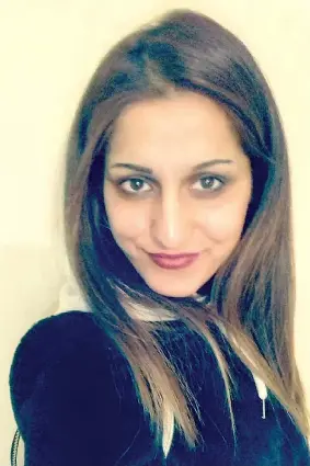  ??  ?? Il giallo Sana Cheema, 25 anni, aveva aperto un’autoscuola a Brescia. È morta al ritorno in Pakistan