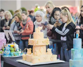  ?? FOTO: SILKE MAGINO ?? Beim Tortenwett­bewerb gibt es rund 100 Kuchenkuns­twerke zu bestaunen.