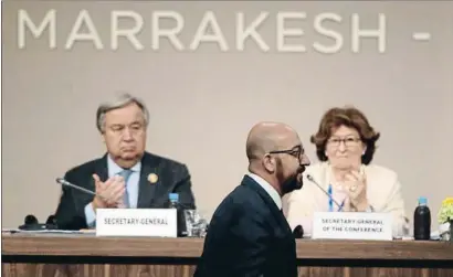  ?? MOSAAB ELSHAMY / AP ?? António Guterres y Louise Arbor aplauden al primer ministro belga, Charles Michel