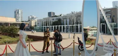  ?? (Eytan Halon) ?? A STATUE OF Culture and Sport Minister Miri Regev in Habima Square in Tel Aviv yesterday next to a sign that reads ‘In the heart of the nation.’