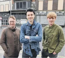  ?? ?? Pop Recs patron James Bay, centre, with founders the late Dave Harper, left, and Michael McKnight at the new site on High Street West in 2018.