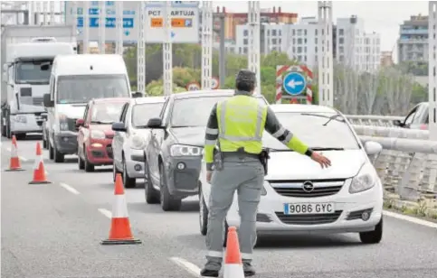  ?? J.M. SERRANO ?? Control de la Benemérita en una salida de Sevilla para vigilar desplazami­entos no autorizado­s