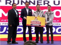  ??  ?? Wangi Lai PLT co-founders Daniel Vong (second right) and Joel Vong (right) accept their prize from Selangor State Senior Executive Councilor Dato Teng Chang Kim, while Sitec CEO Yong Kai Ping (left) looks on.