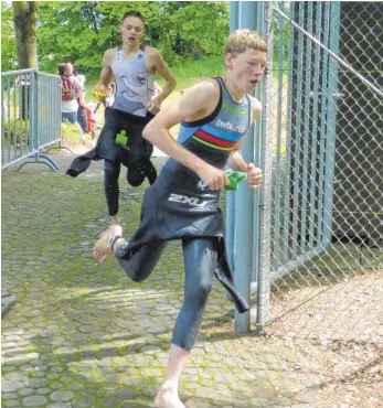  ?? FOTO: ILKA DIENER ?? Jan Diener (vorne) gewinnt in Forst den Triathlon. Nach dem Schwimmen und Radfahren geht er als Erster auf die Laufstreck­e und gibt den Vorsprung nicht mehr her.