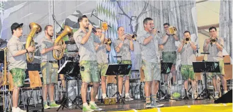  ?? FOTO: JOHANN WILLBURGER ?? Die zwölf Musiker der Gruppe Notausgang sorgten für ausgelasse­ne Stimmung im Erolzheime­r Festzelt.