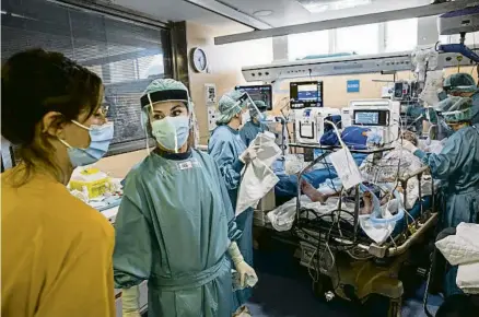  ?? MANÉ ESPINOSA ?? Sis profession­als sanitaris atenen un pacient a l’uci de l’hospital Vall d’Hebron