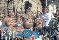  ??  ?? Junto a una tribu de zulúes, en 2001. Sudáfrica.