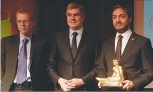  ??  ?? MOMENTO. Pérez Izquierdo, de Bodegas Esmeralda, con el Fortuna de Oro junto a Curutchet y Marcos Peña.