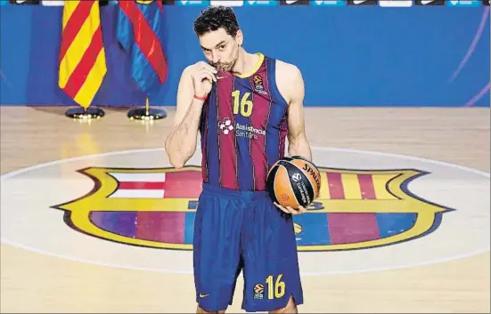  ?? CÉSAR RANGEL ?? Pau Gasol, con el dorsal 16, el mismo que lució en sus inicios en el Barça, besa el escudo de su camiseta sobre el parquet del Palau