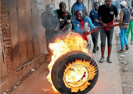  ?? PHOTO: REUTERS ?? Supporters of opposition leader Raila Odinga set up a flaming tyre barricade in Kibera slum in Nairobi.