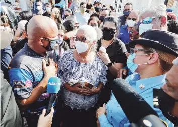  ?? David.villafane@gfrmedia.com ?? ABRAZO SOLIDARIO. Doña María Luisa Díaz, madre del agente Marrero, sacó fuerzas para manifestar el orgullo que siente por su hijo.