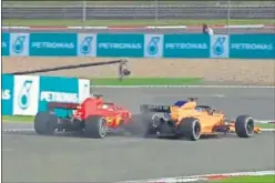  ??  ?? ADELANTAMI­ENTO. Momento en el que Alonso pasa a Vettel en China.