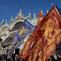  ??  ?? San Marco Bandiere venetiste in piazza San Marco, durante una manifestaz­ione che è venne organizzat­a a Venezia nel 2016