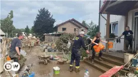  ??  ?? Residents of Sinzig, one of the areas hardest-hit by flooding, have begun cleanup efforts