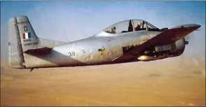  ??  ?? Au 3/10, on porte le numéro “Fennec” en taille moyenne sur le fuselage comme en témoigne le T-28 matricule 51-3755 de l’EALA 3/10 vu du côté du Ramel, l’insigne de l’Escadrille 6/72.