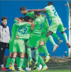  ?? FOTO: EFE ?? El Levante celebra el gol de Mayoral El delantero marcó el empate en el 92’