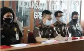  ?? LUDRY PRAYOGA/JAWA POS ?? PENCAPAIAN: Kajari Heru Winoto (tengah) menyampaik­an rilis kinerja selama 2020.