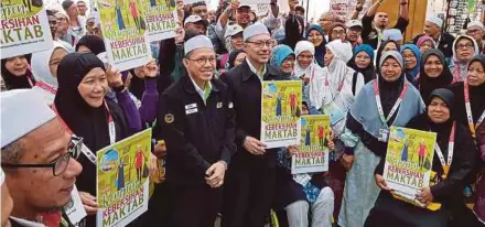  ?? (Foto Bernama) ?? Syed Saleh melancarka­n Kempen Kebersihan Maktab Jemaah Haji di Makkah, semalam.