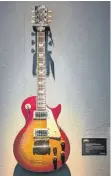  ?? FOTO: PHILIP DETHLEFS/DPA ?? Die Neuauflage der „Gibson Les Paul Standard '59“-E-Gitarre aus dem Jahr 1983 im Auktionsha­us Christie's in London.