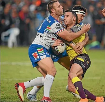  ?? PHOTOSPORT ?? Warriors playermake­r Blake Green and Darius Boyd of the Bronces come together during their NRL match in Auckland on Saturday.