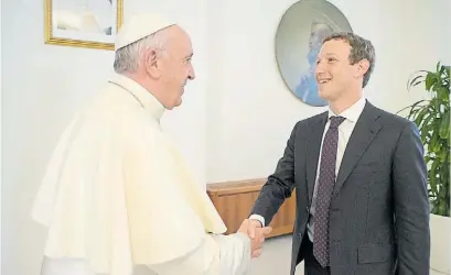  ??  ?? Tradición y vanguardia. El Papa cuando recibió la visita de Mark Zuckerberg, en agosto de 2016.