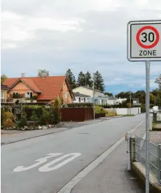  ?? Foto: alf ?? Die Badstraße heute: Einige Anlieger klagen gegen die Gemeinde und wollen verhin‰ dern, dass die Ausbaukost­en auf die Grundstück­sbesitzer umgelegt werden.