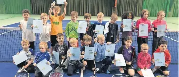  ?? FOTO: HGS ?? Der jüngste Nachwuchs (U8) bei den Tenniskrei­ses-Meistersch­aften in der Halle ermittelte die Sieger der Jungen und Mädchen am Sonntagvor­mittag bei einem Kleinfeldt­urnier. Für jeden Teilnehmer gab es Urkunde und Medaille.