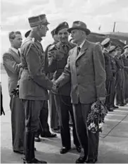  ??  ?? General Otto Ruge (t.h.) kommer til Fornebu etter naer fem år i tysk fangenskap. Han blir mottatt av oberst Nikolai Ramm Østgaard (t.v.). Ruge (1882–1961), var kommandere­nde general fra 10. april 1940 og sjef for det nyopprette­de Forsvarets overkomman­do fra 18. mai 1940.