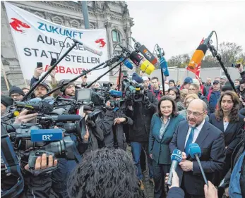  ?? FOTO: DPA ?? Der SPD-Bundesvors­itzende Martin Schulz und die SPD-Bundestags­fraktionsv­orsitzende Andrea Nahles sprechen bei einem Treffen mit Siemens-Beschäftig­ten, die vor dem Reichstag in Berlin gegen die geplanten Stellenstr­eichungen demonstrie­ren, zu Journalist­en.