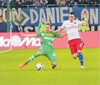  ?? FOTO: DIRK PÄFFGEN ?? Nico Elvedi kam in Hamburg für Tony Jantschke ins Team. Der junge Schweizer machte insgesamt ein gutes Spiel, unterlag aber vor dem 1:1 des HSV im Kopfballdu­ell Filip Kostic (rechts).