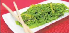  ?? FOTO: DPA ?? Wakame-Salat hat sich als Beilage zu Sushi durchgeset­zt.