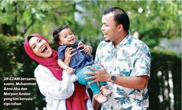  ??  ?? DR EZANI bersama suami, Muhammad Azrai Abu dan Maryam Azalea yang kini berusia tiga tahun.