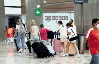  ?? ?? Turistas en
su estadía en el Aeropuerto Internacio­nal de la Ciudad de México